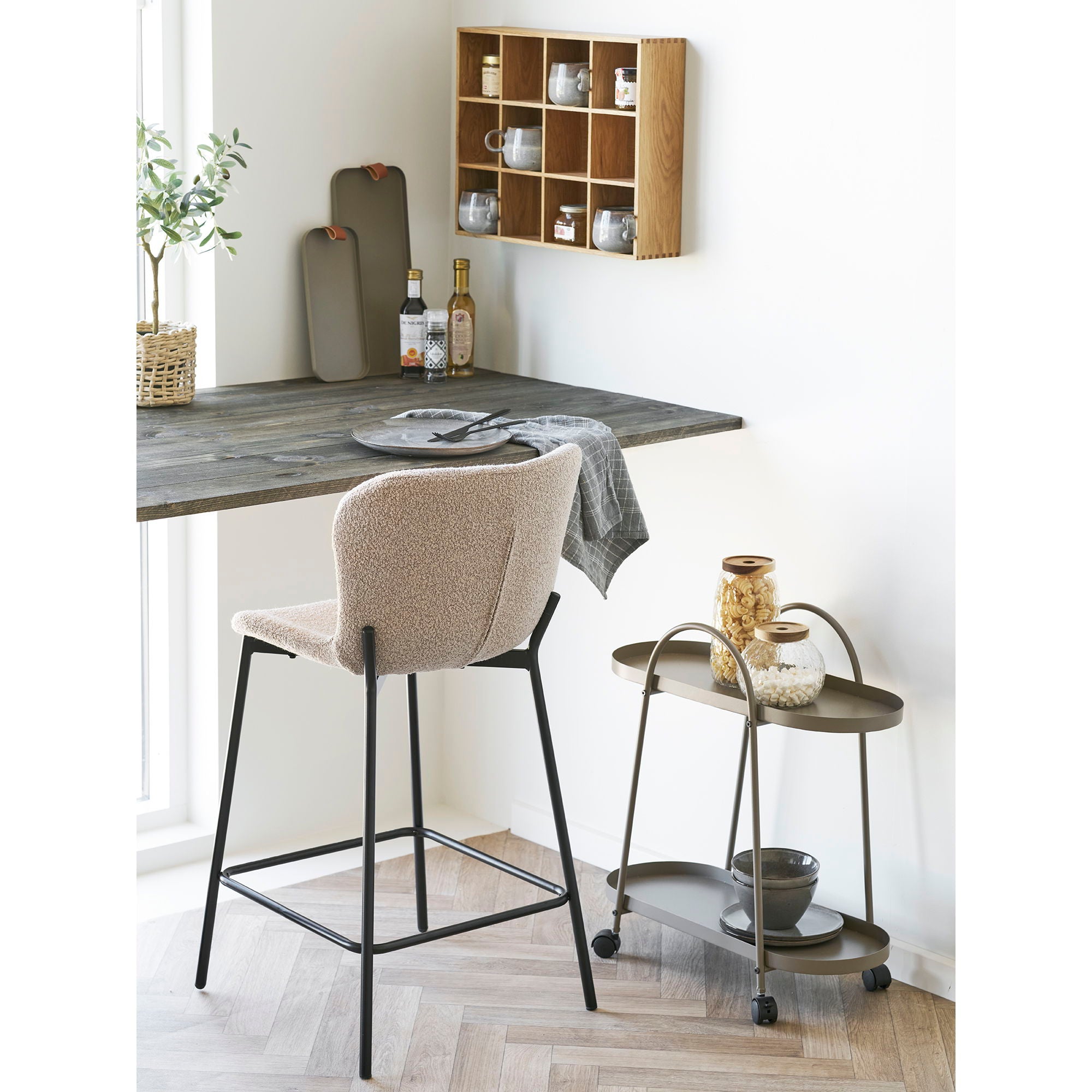 Makeda Counter -tuoli - Counter, Bouklé, Beige, Mustat jalat HN1239