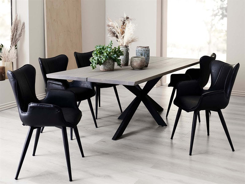 Kadonnut tuoli, musta