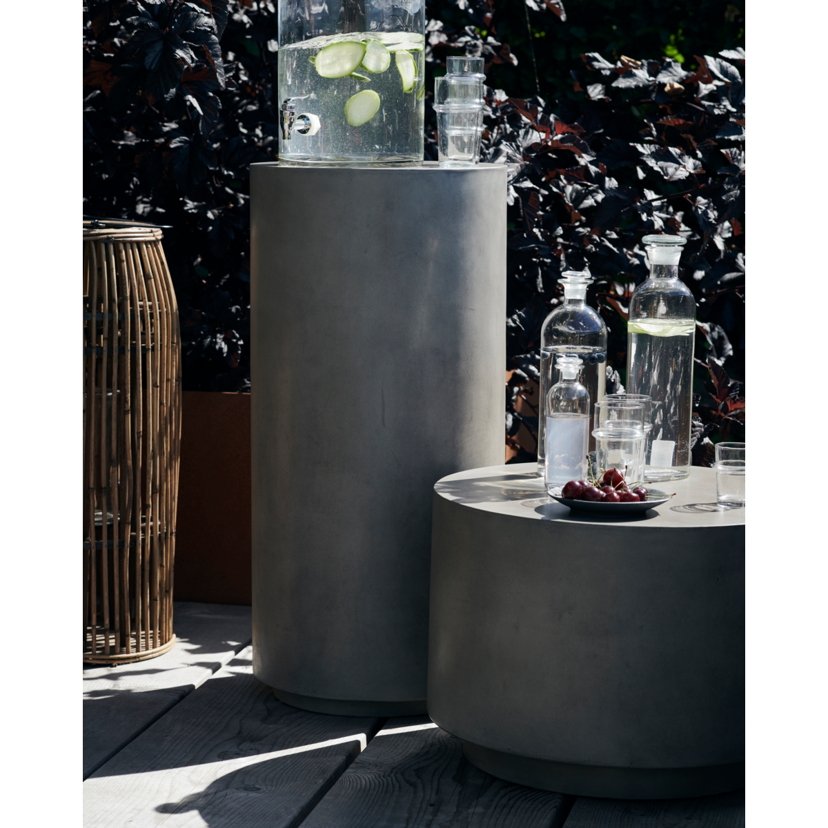 Jalusta, hdout, harmaa