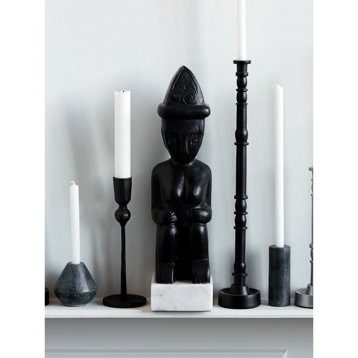 Taideteos, HDKaksi istuva, musta