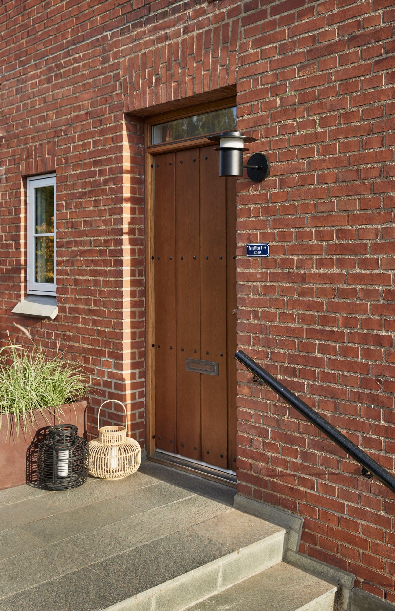 Hübschin esikaupunkiseinävalaisin musta