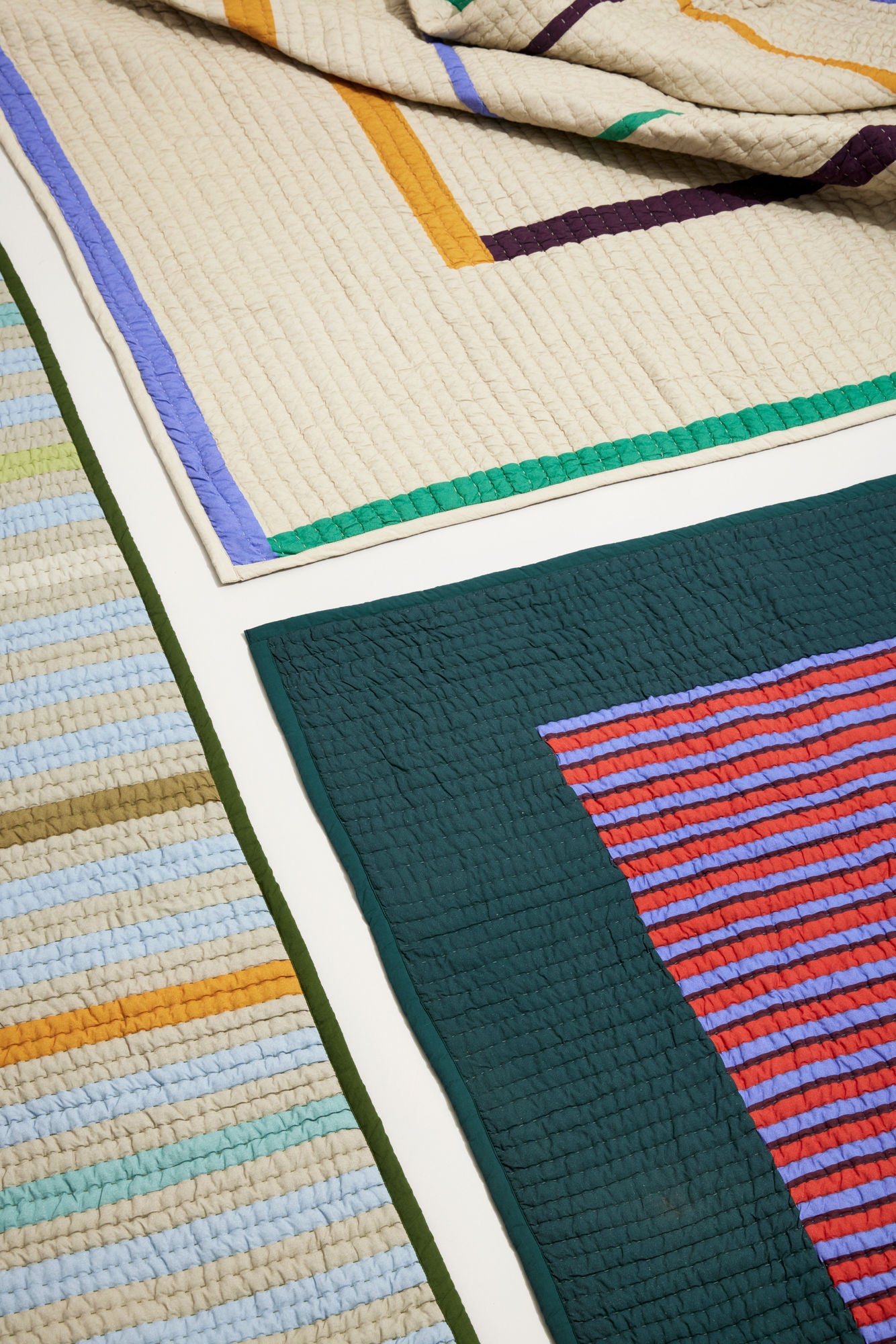 Hübsch Twist Bedspread Raidallinen 260x260 bensiini/monivärinen