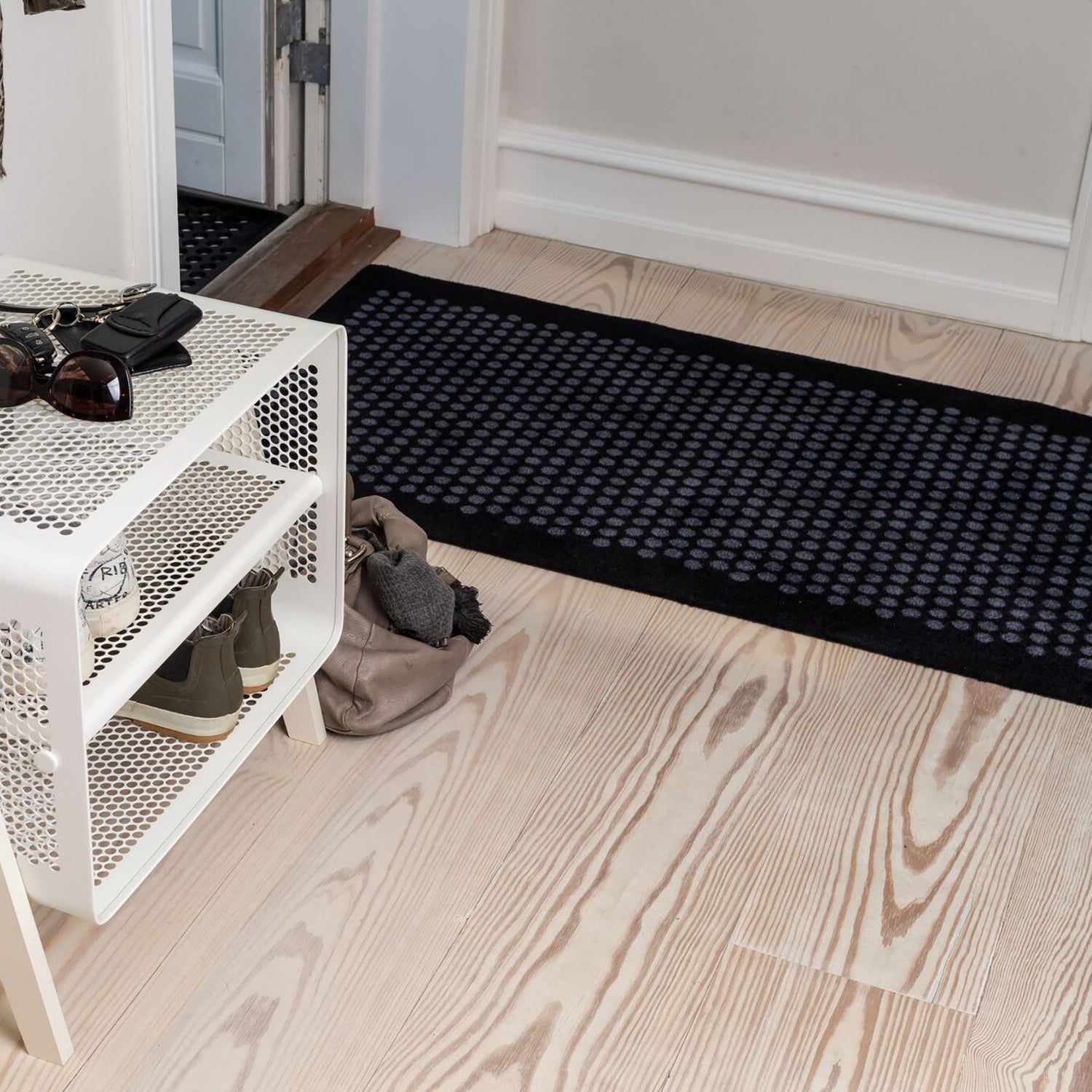 GULVMÅTTE 67 x 150 CM - DOTS/BLACK GREY - Tica Copenhagen - DesignGaragen.dk