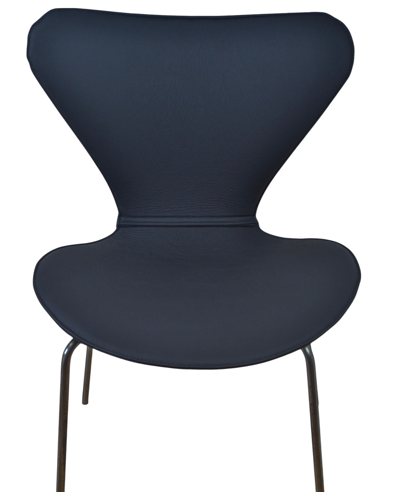 Koko kansi Arne Jacobsen 3107 -tuolille mustalla nahalla