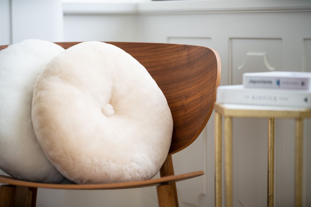 Lampaannahkainen tyyny | Mokasiini | Kaksipuolinen | Ø 45 cm