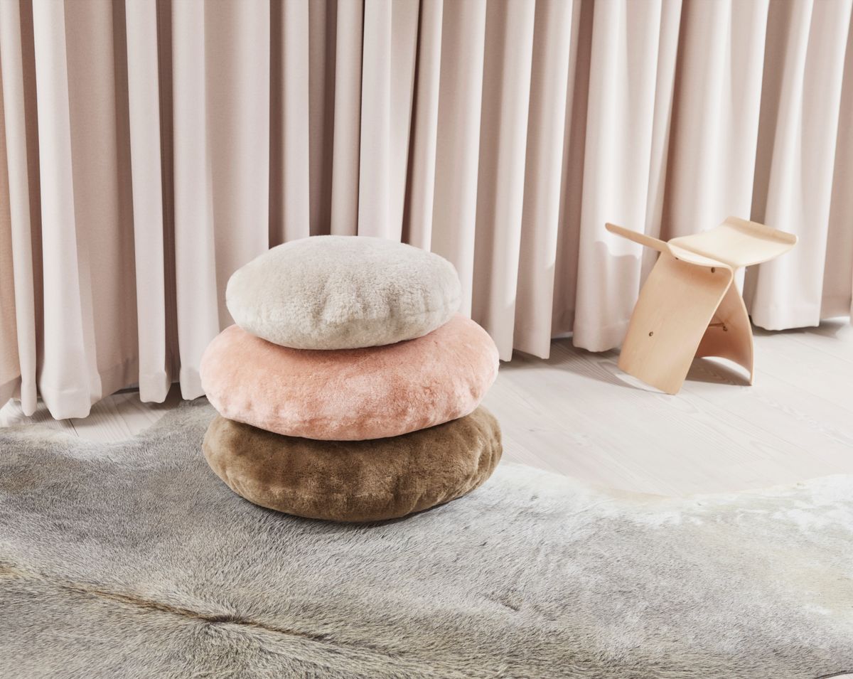 Lampaannahkainen tyyny | Velvet | Mokasiini | Kaksipuolinen | Ø45 cm & Ø62 cm