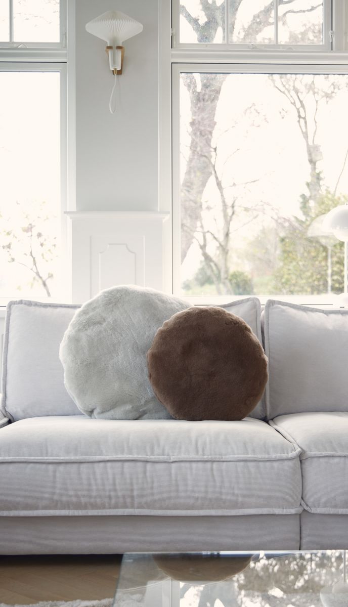 Lampaannahkainen tyyny | Velvet | Mokasiini | Kaksipuolinen | Ø45 cm & Ø62 cm