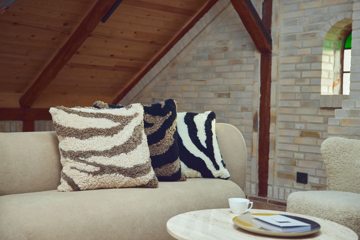 Zebra lampaannahkainen tyyny | Lyhytkarvainen | Uusi-Seelanti | Kaksipuolinen | 60x60 cm