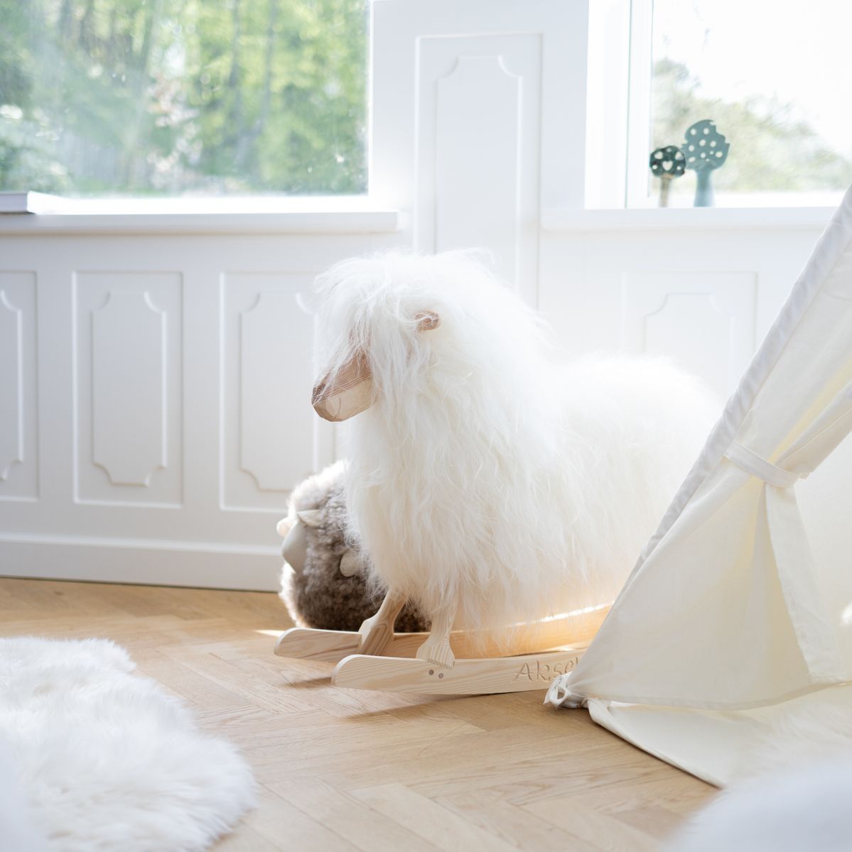 Manray Povl Kjer Design | Gotlannin lampaannahka | Iso P85xL25xK60 cm