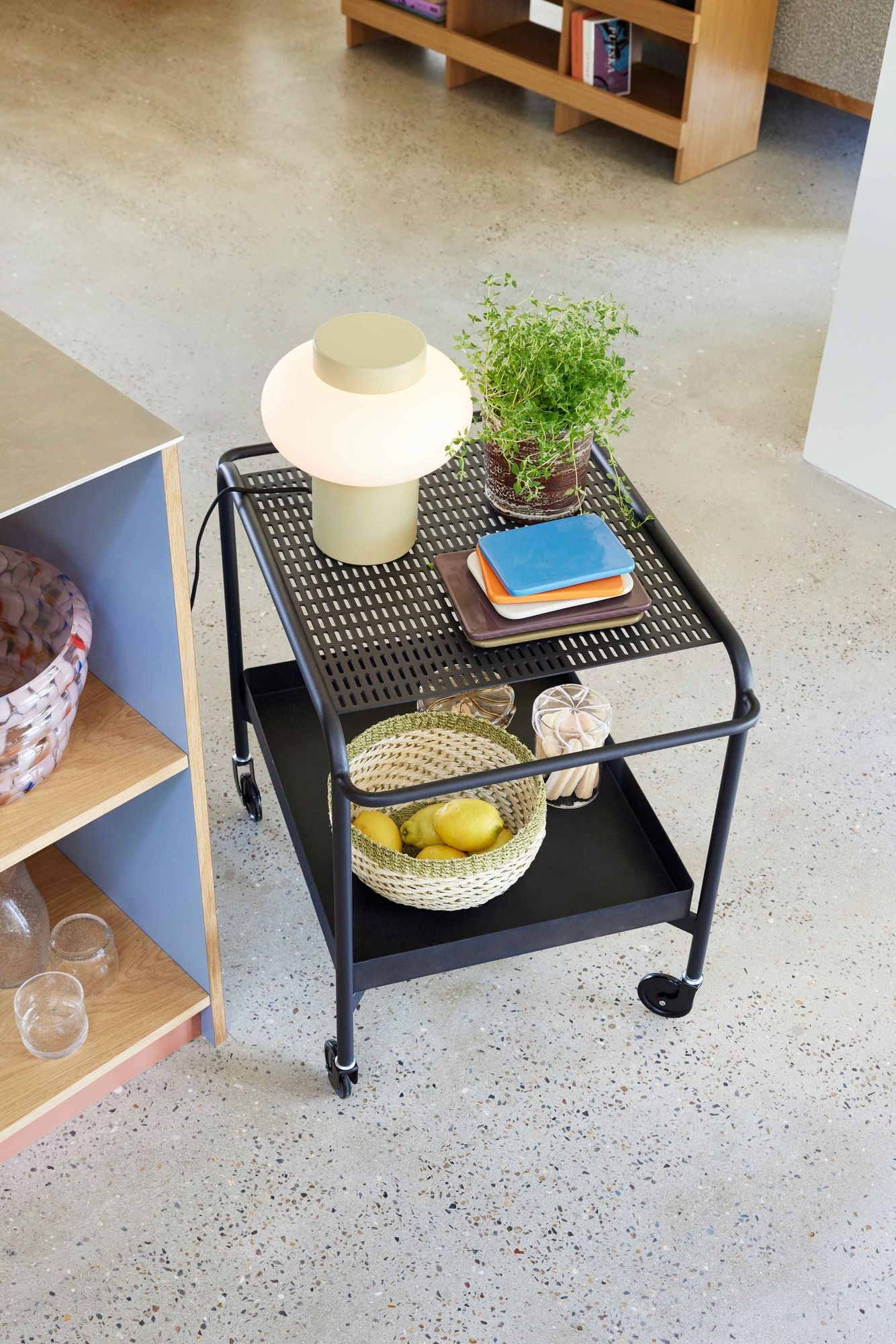 Hübsch push rolling pöytä musta