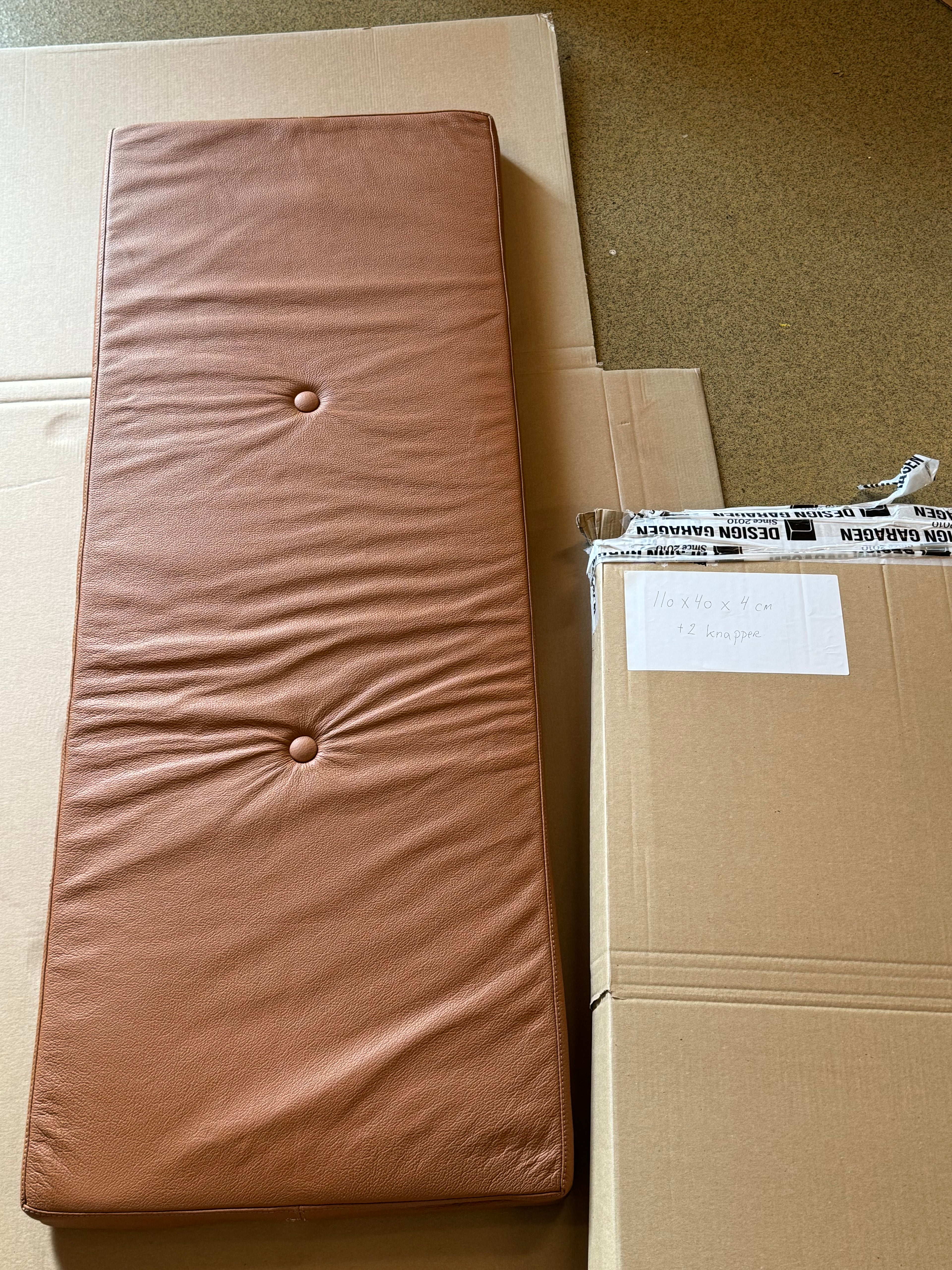 Konjakin nahkatyyny 110x40x4 cm painikkeilla