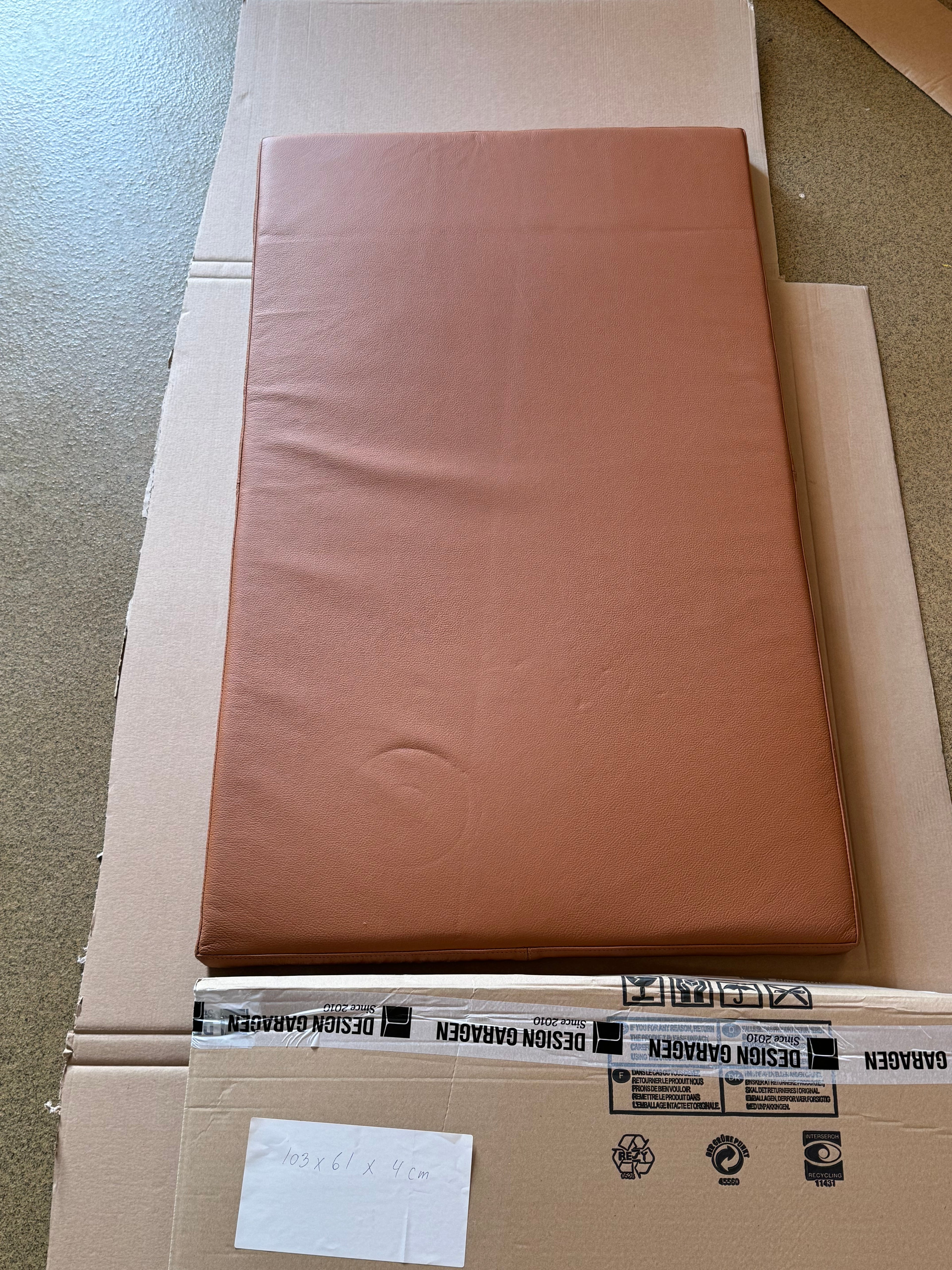 Konjakin nahkatyyny 103x61x4 cm