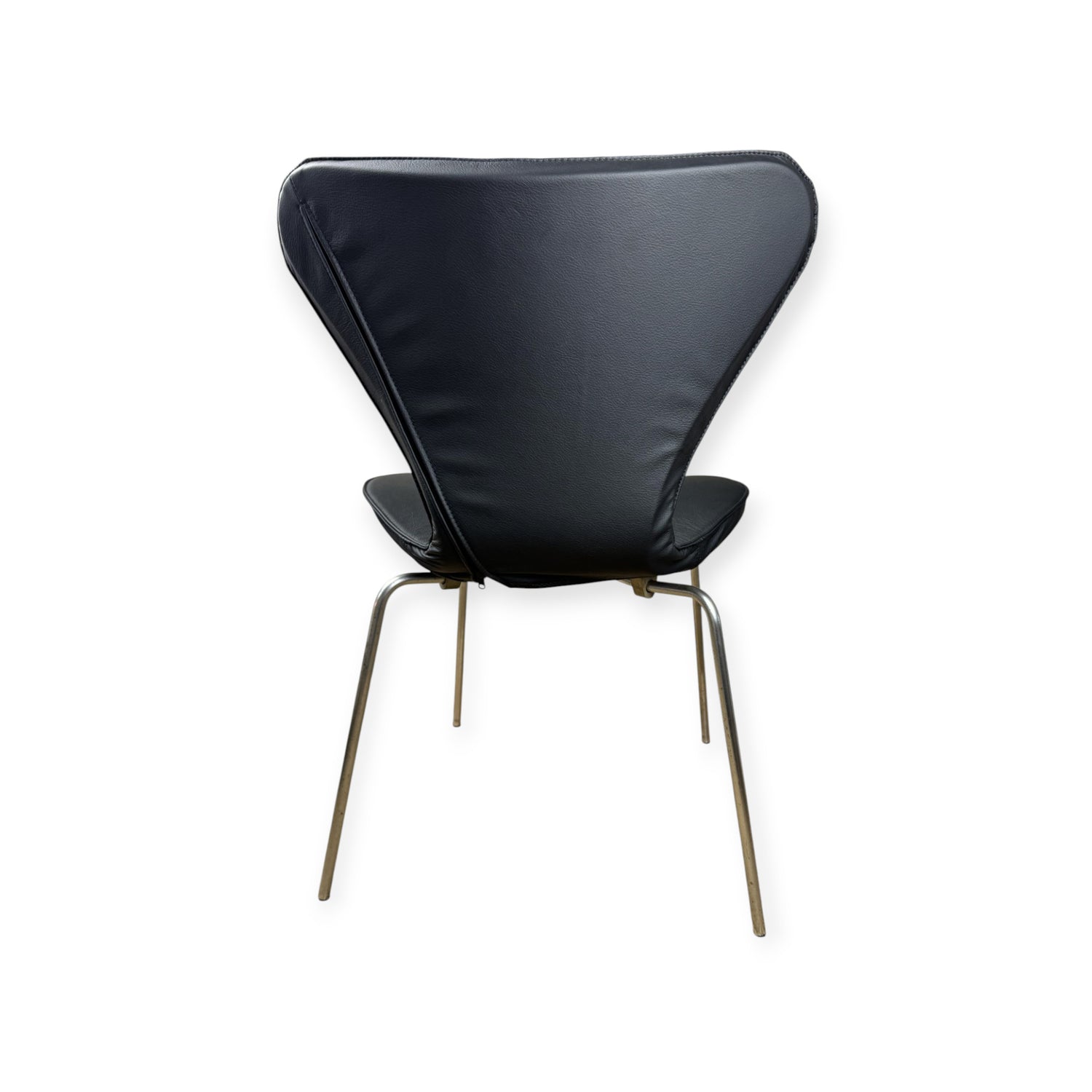 Koko kansi Arne Jacobsen 3107 -tuolille mustalla nahalla