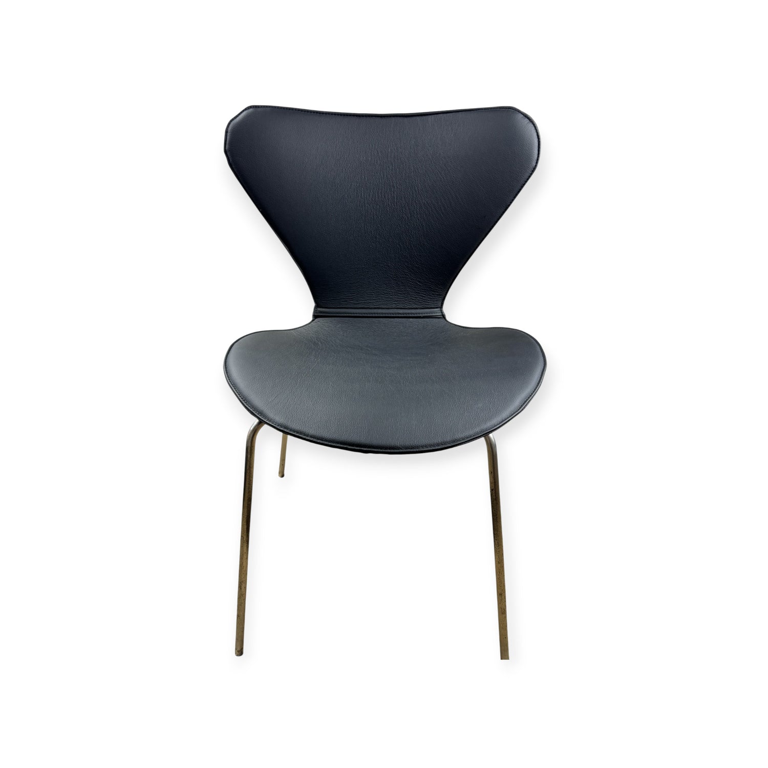 Koko kansi Arne Jacobsen 3107 -tuolille mustalla nahalla