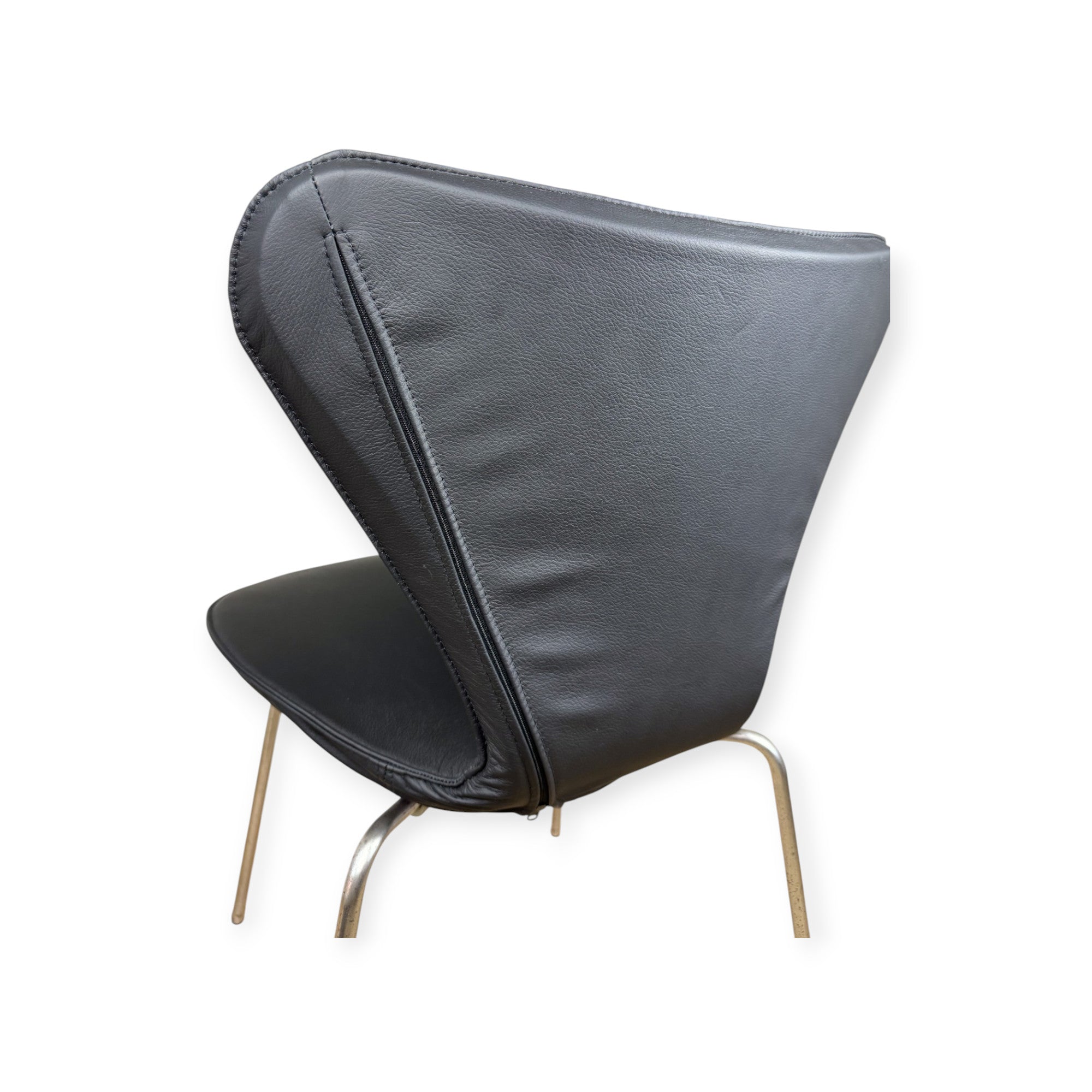 Koko kansi Arne Jacobsen 3107 -tuolille mustalla nahalla