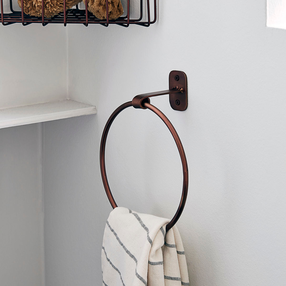 House Doctor - Håndklædeholder, Pati, Bruneret messing - l: 23 cm, dia: 20 cm - House Doctor - DesignGaragen.dk