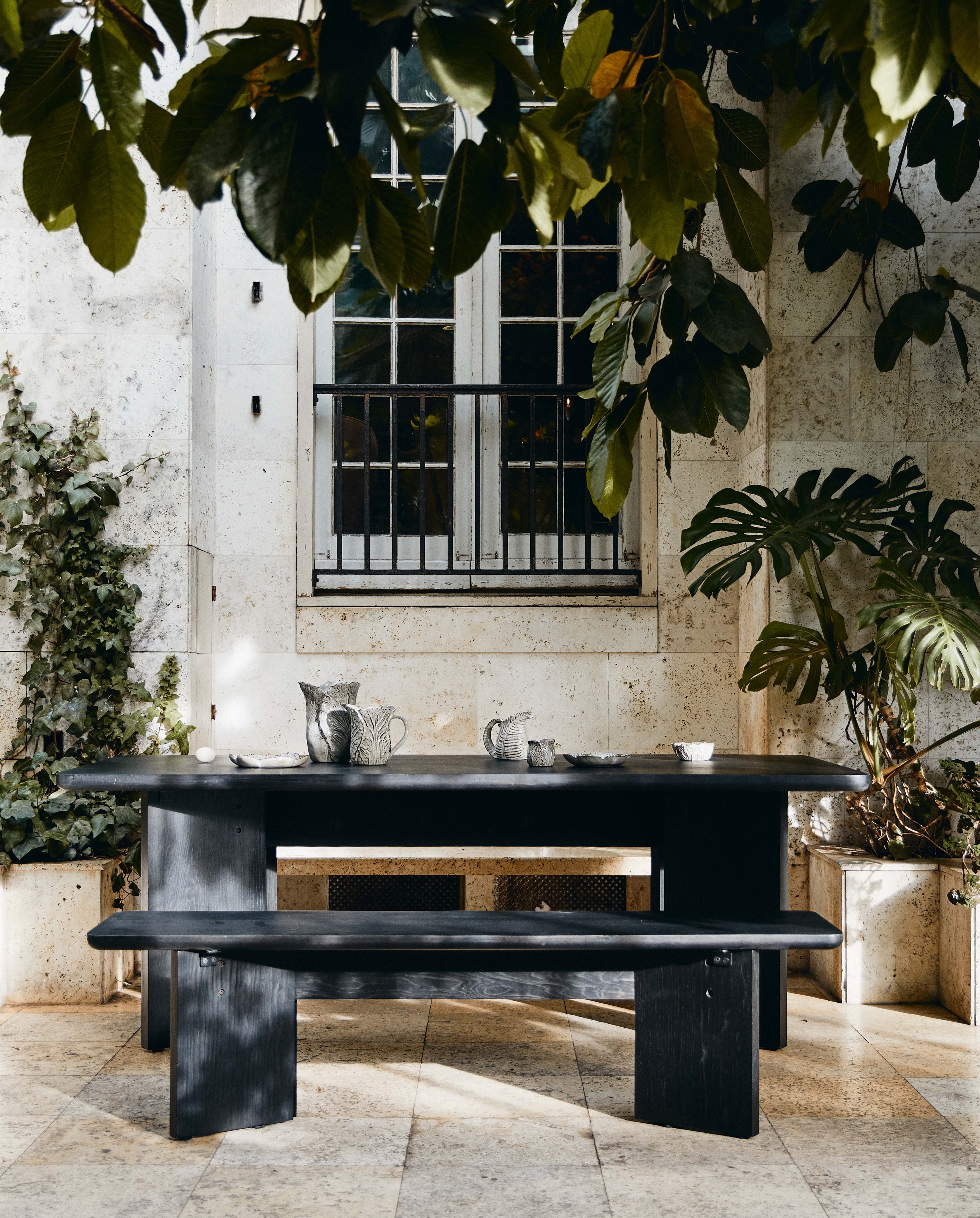 Tisza -ruokapöytä tammiviilussa - musta