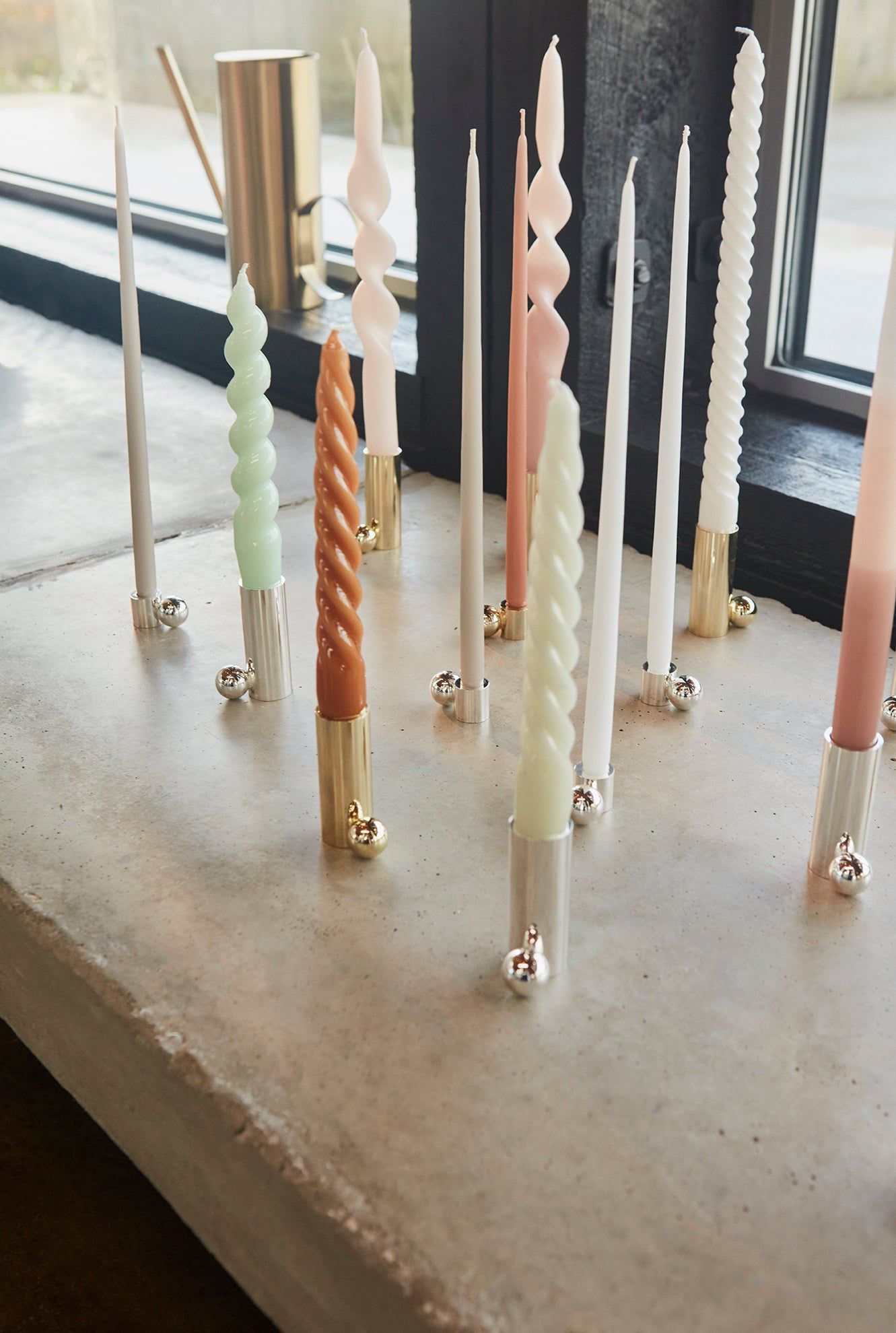 Oyoy asuu Palloa -kynttilänjalka - pieni messinki