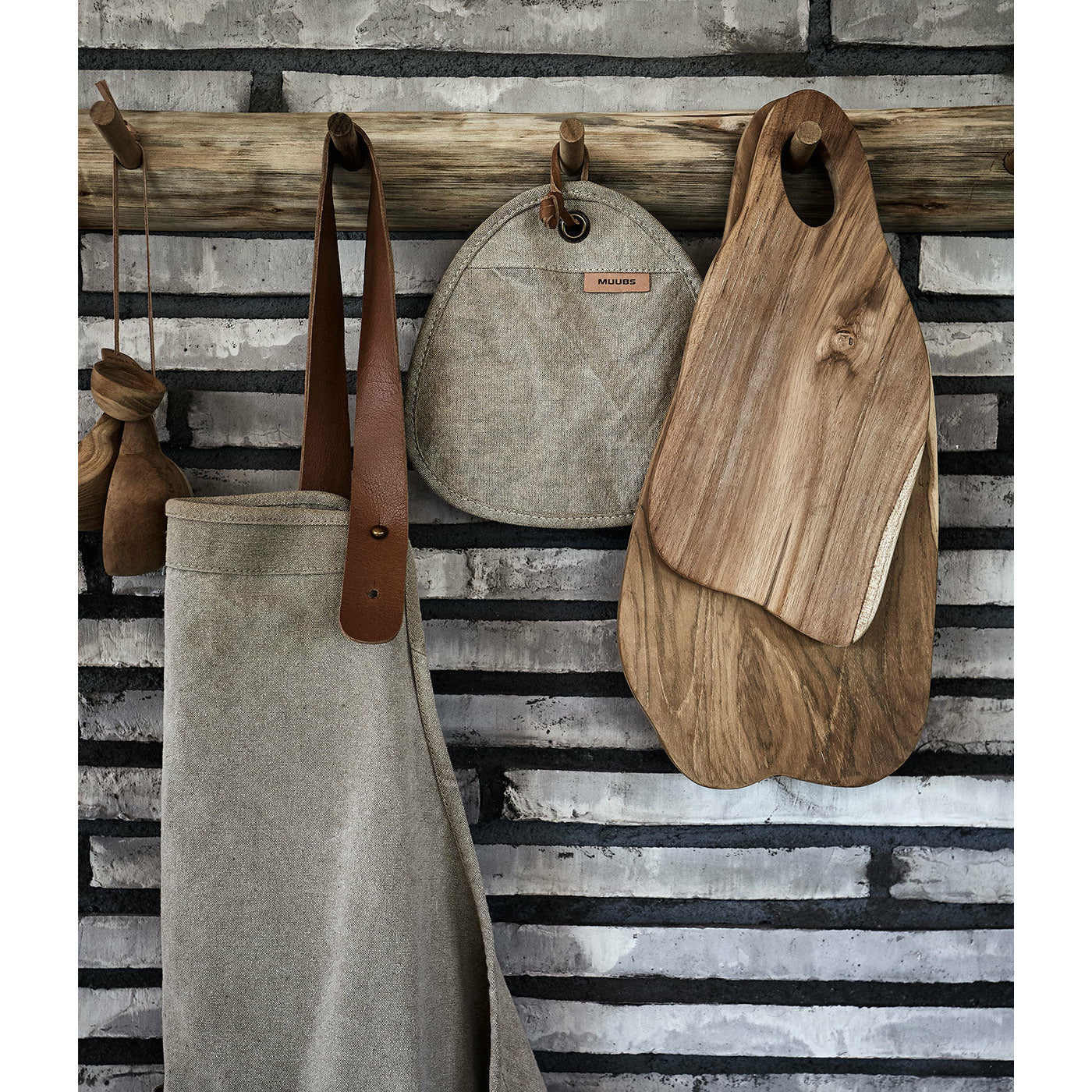 Skærebræt Louie S - naturlig, unfinished - Teak rod - W: 15 H: 1,5 L: 33 cm - Muubs - DesignGaragen.dk