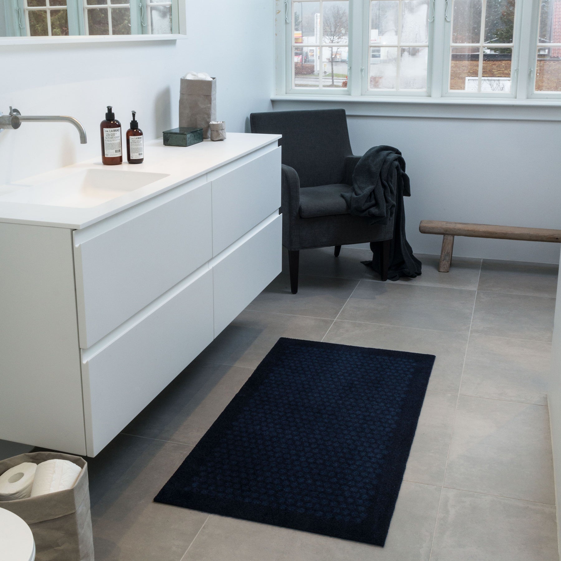 GULVMÅTTE 67 x 150 CM - DOTS/BLUE - Tica Copenhagen - DesignGaragen.dk