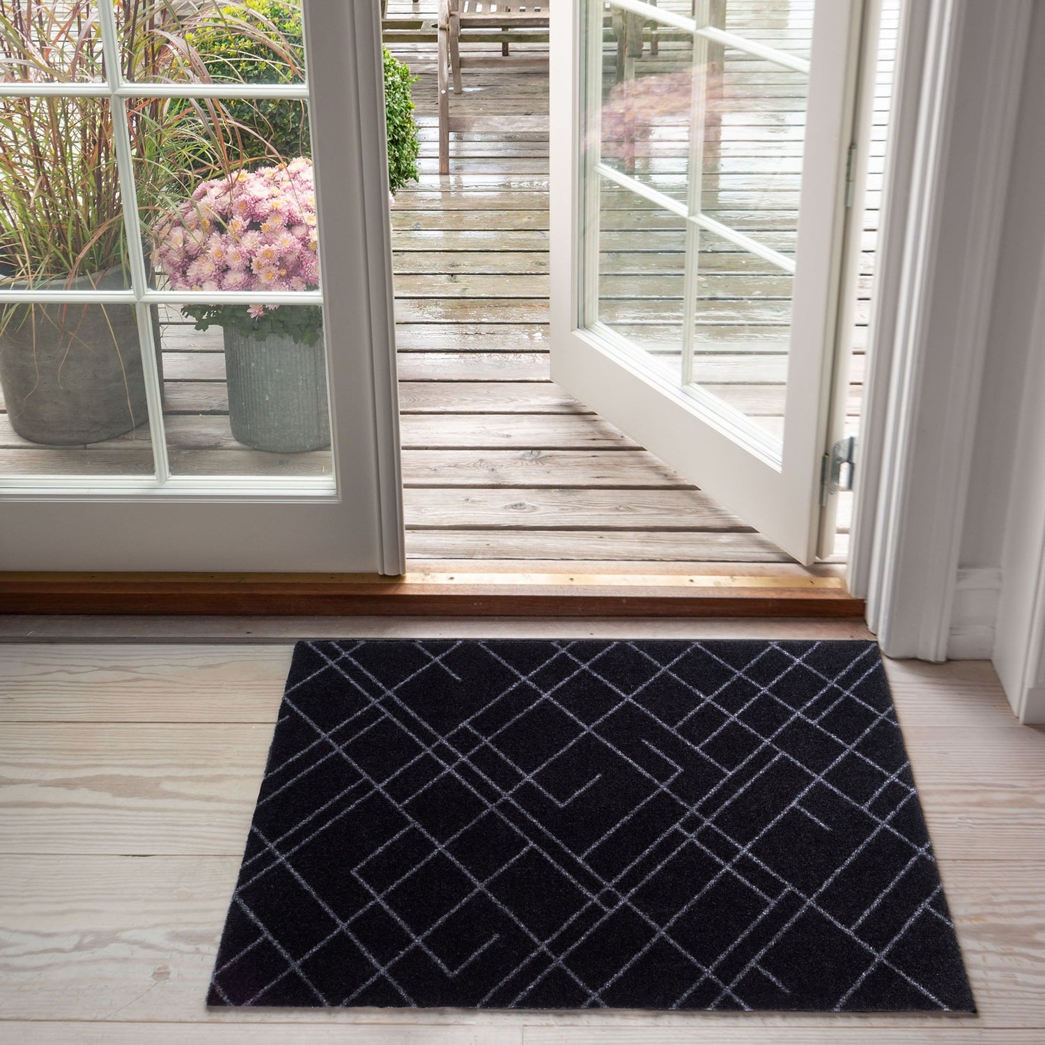 GULVMÅTTE 60 x 90 cm - LINES/BLACK GREY - Tica Copenhagen - DesignGaragen.dk