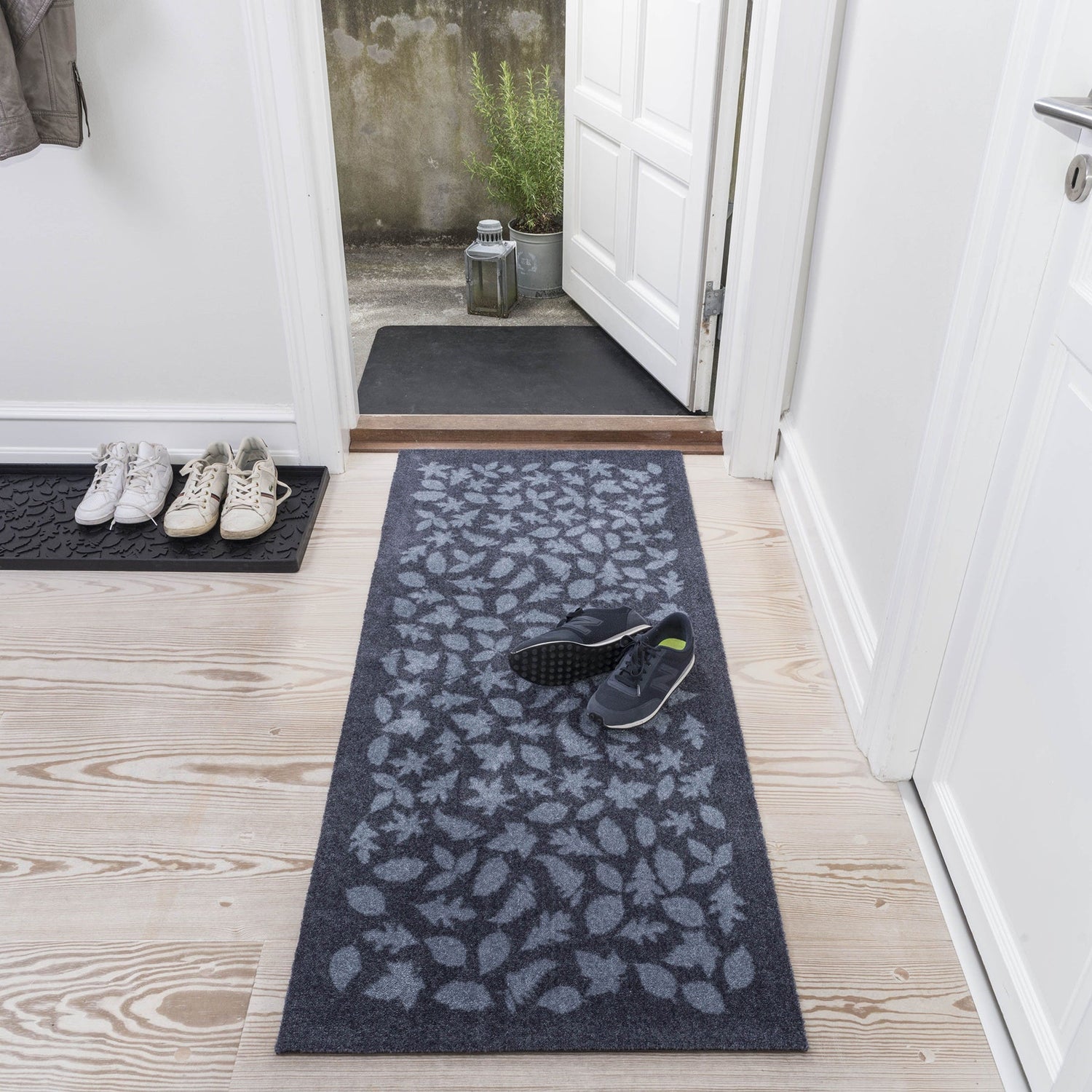 GULVMÅTTE 67 x 150 CM - LEAVES/GREY - Tica Copenhagen - DesignGaragen.dk