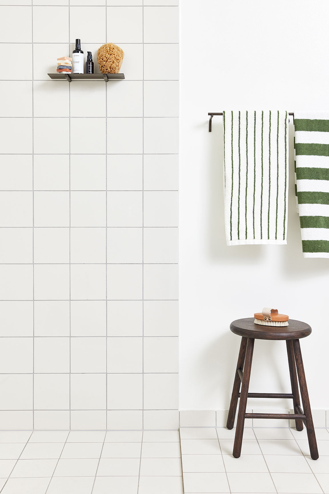 Oyoy asuu pieni -suihkuhylly