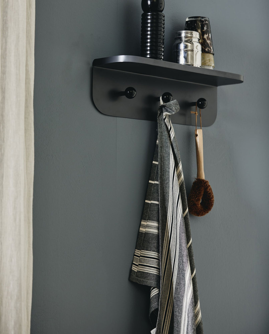 Orion puuvillapyyhe - 50x70 cm - pois valkoinen/musta