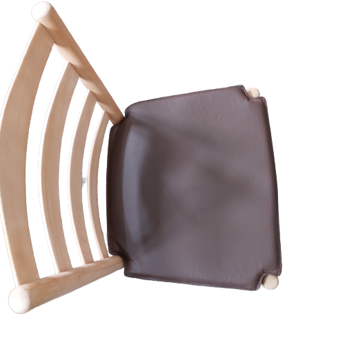 Tyyny Kåre Klintin kirkon tuoliin ilman käsinojaa BM400 tummanruskeaa nahkaa