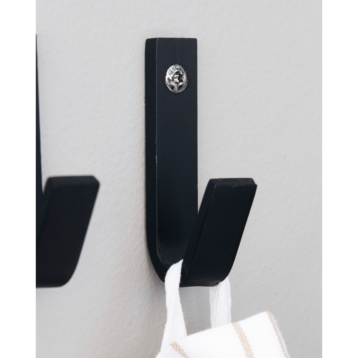 Koukku, hdbath, musta b: 1 cm, h: 7 cm