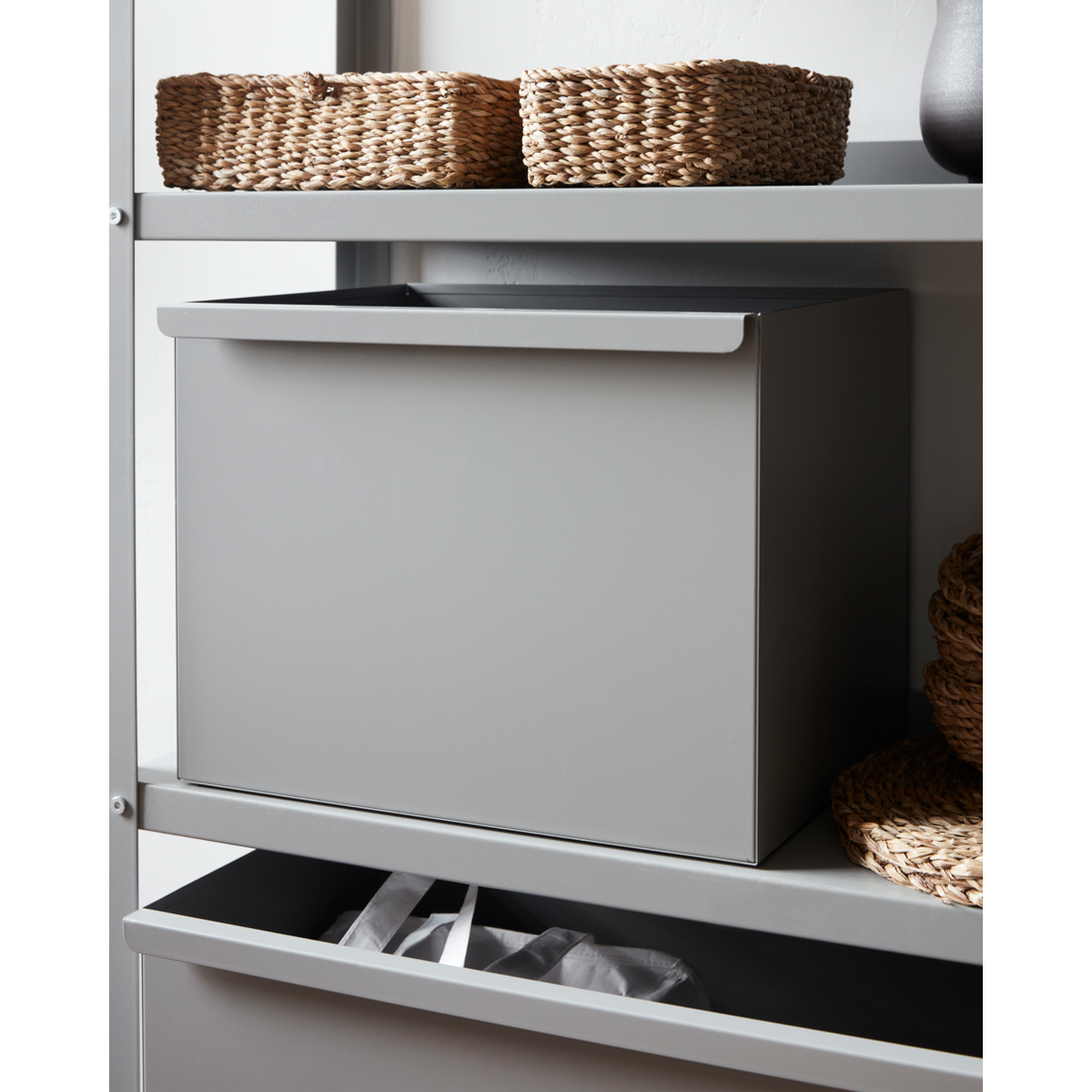 Varastointi hyllylle, hdrackille, harmaalle