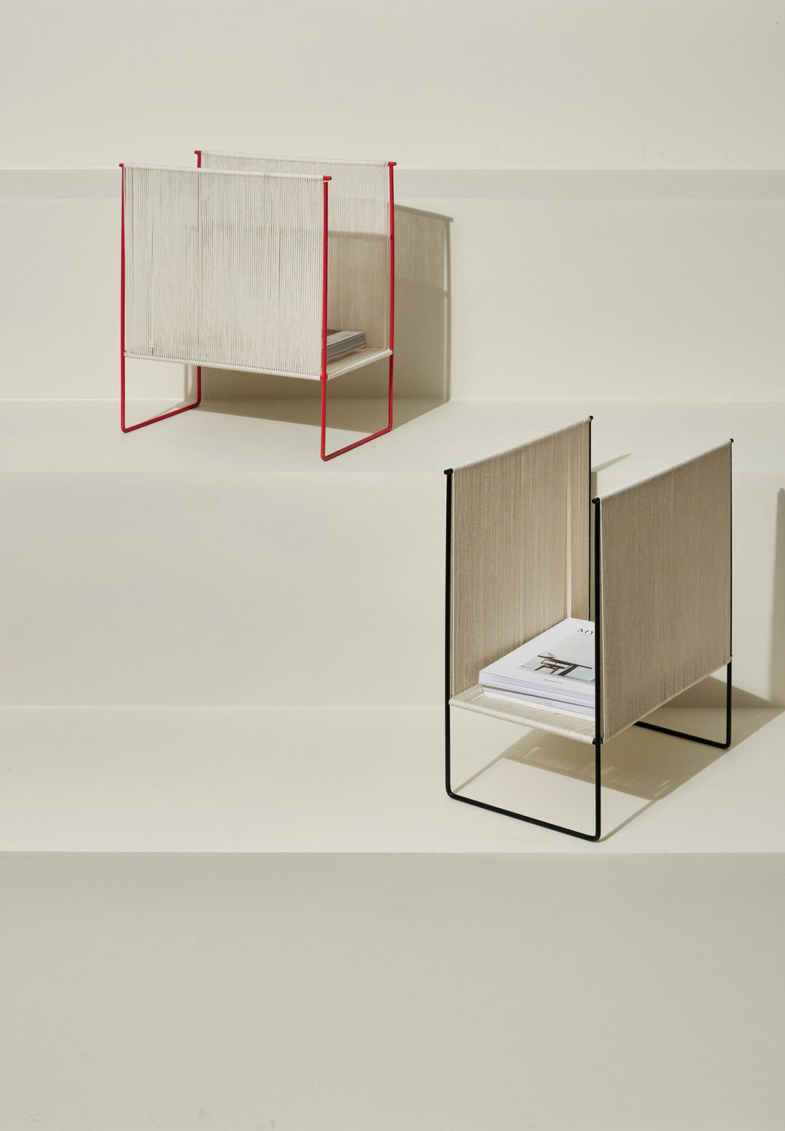 Hübsch String Magazine Holder Mustavalkoinen