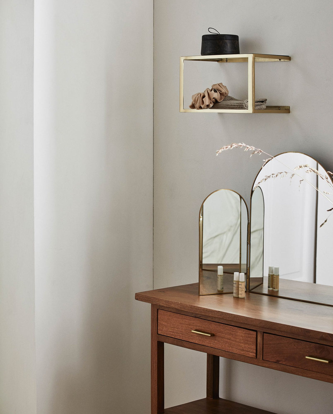 NERA -hylly/metallivuodepöytä lasilla - 36x20 cm - kultapinta