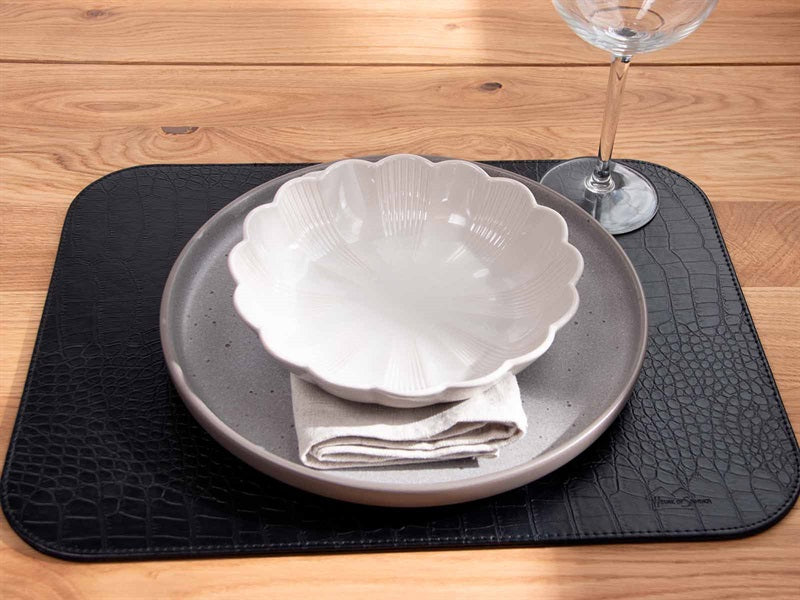 Peitetty työ // musta letku kuvio pu - kovaa