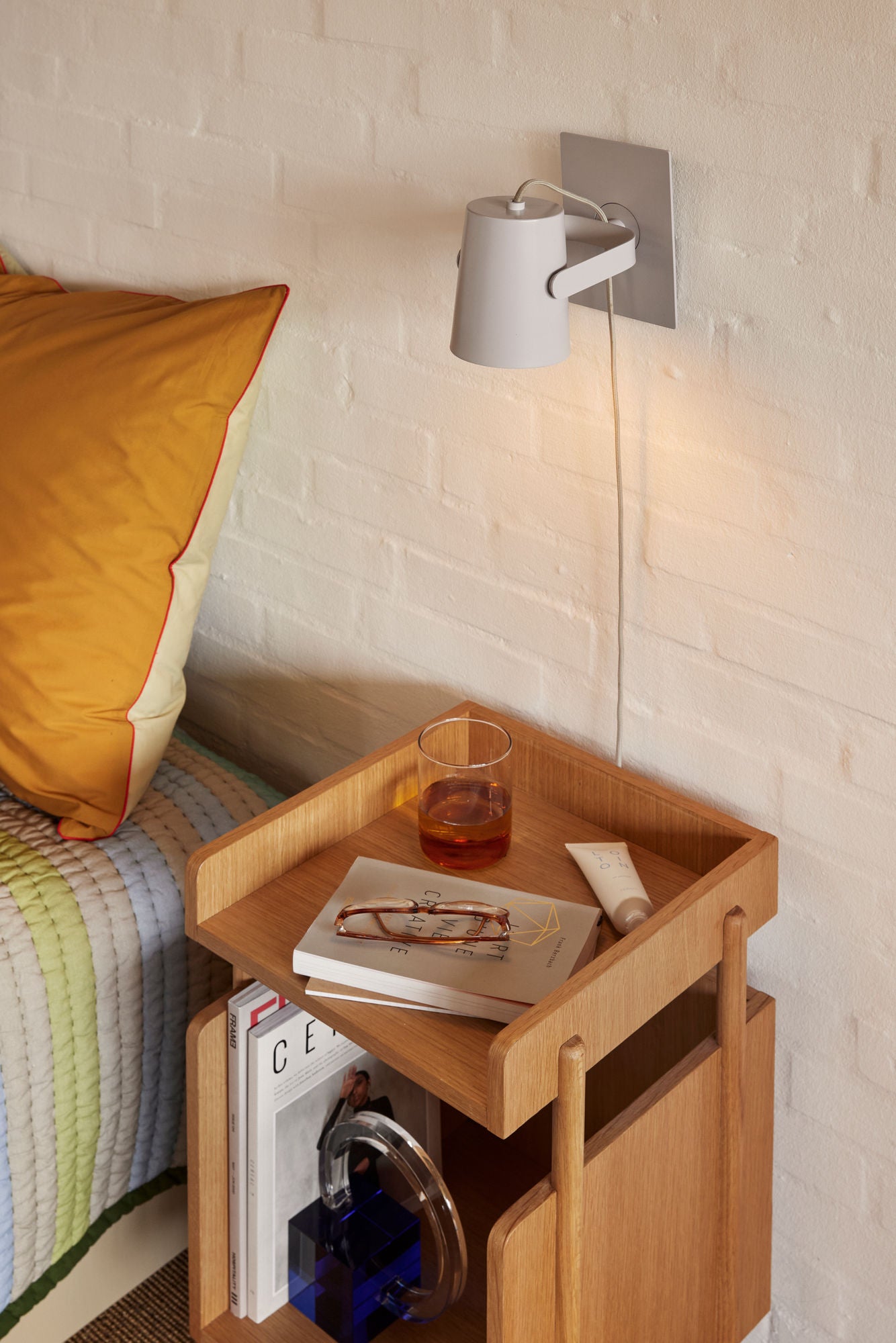 Hübsch arent seinävalaisin vaaleanharmaa