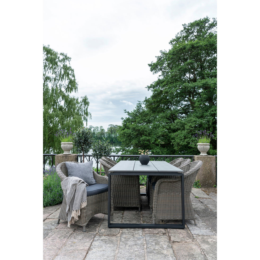 Denver Spisebord - Spisebord med bordplade i grå nonwood og sorte ben 210x100x75 cm