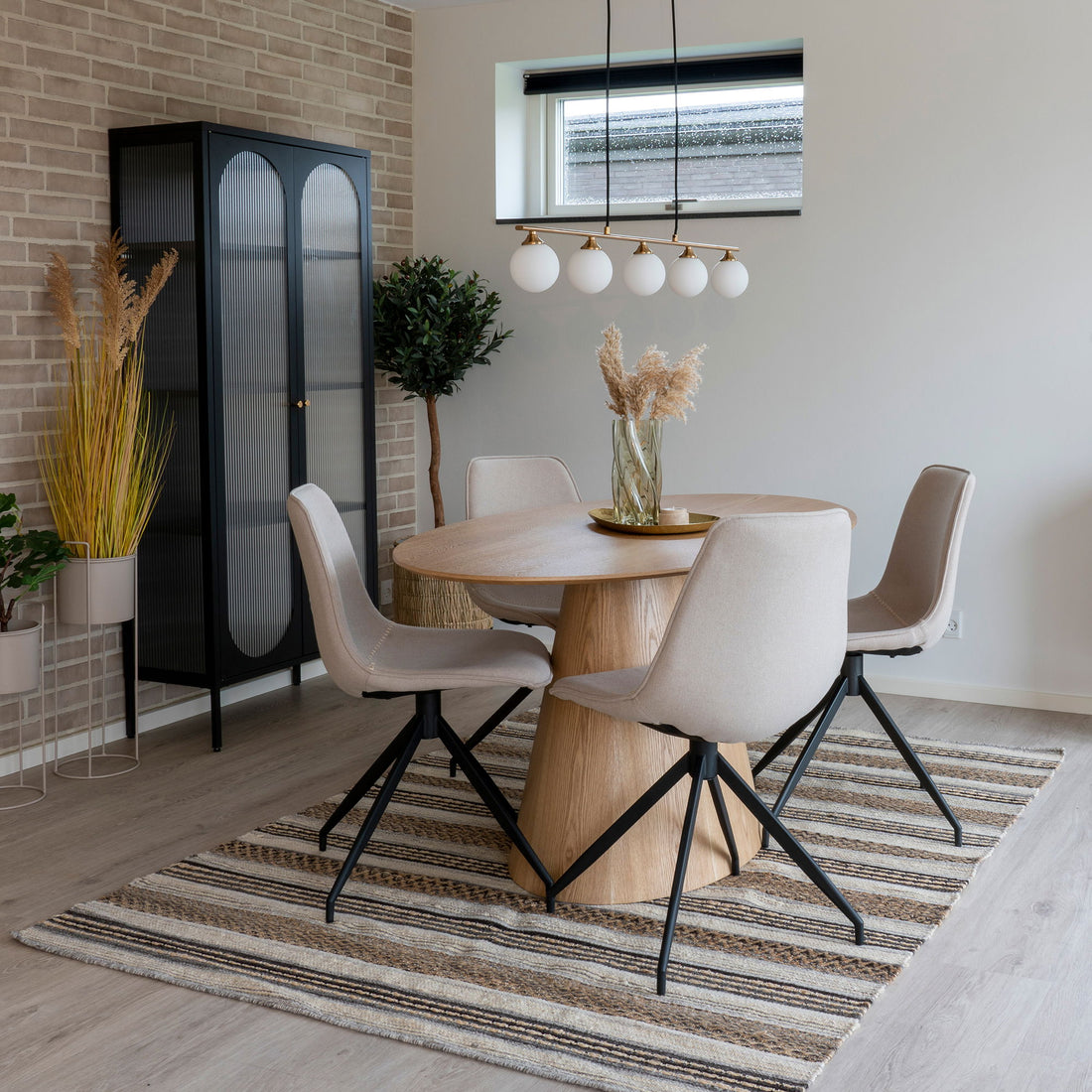 Ruokapöytä ja 4 ruokapöydän tuolia