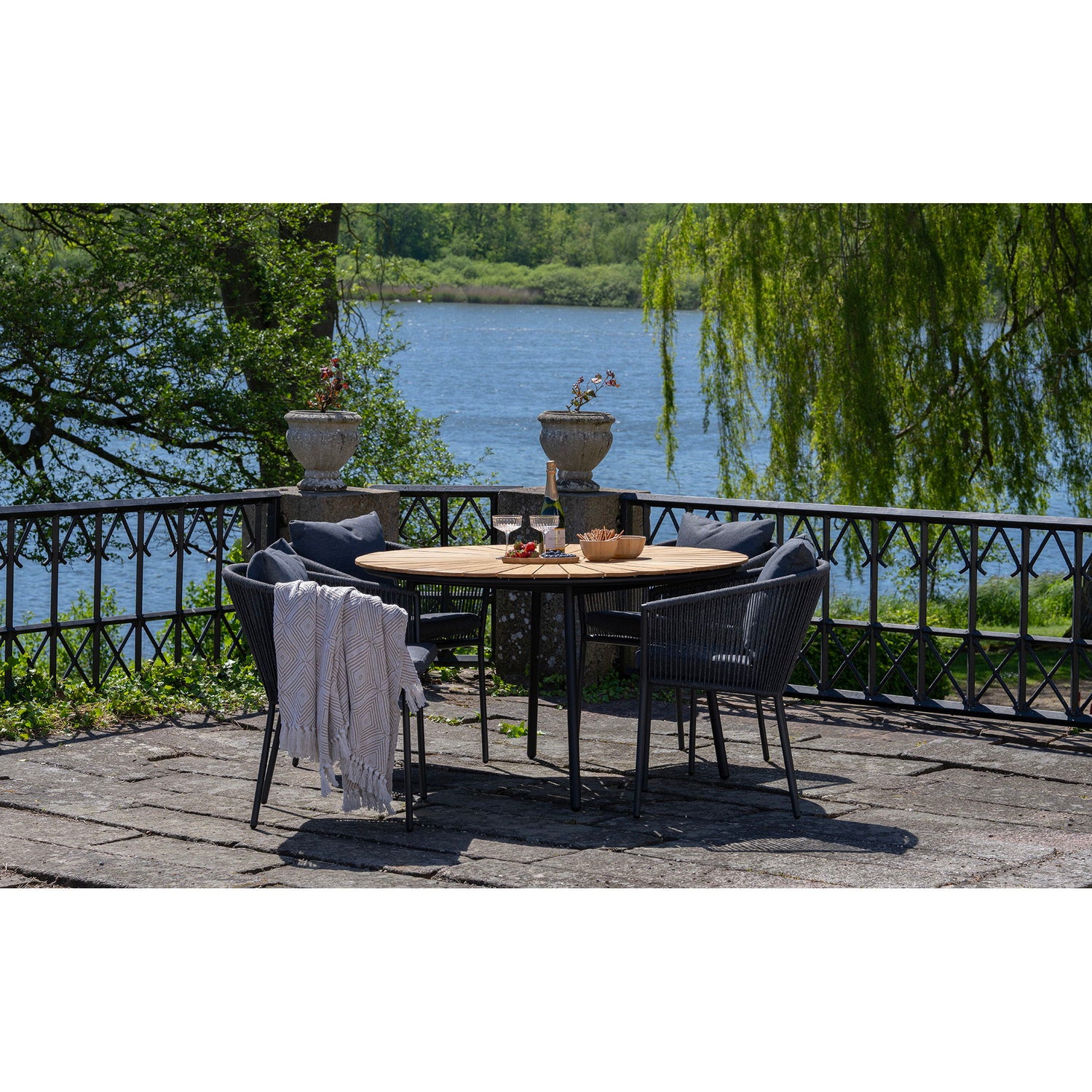 Cleveland ja Salerno Garden Furturn Set - Ruokapöytä ja 4 ruokapöydän tuolit