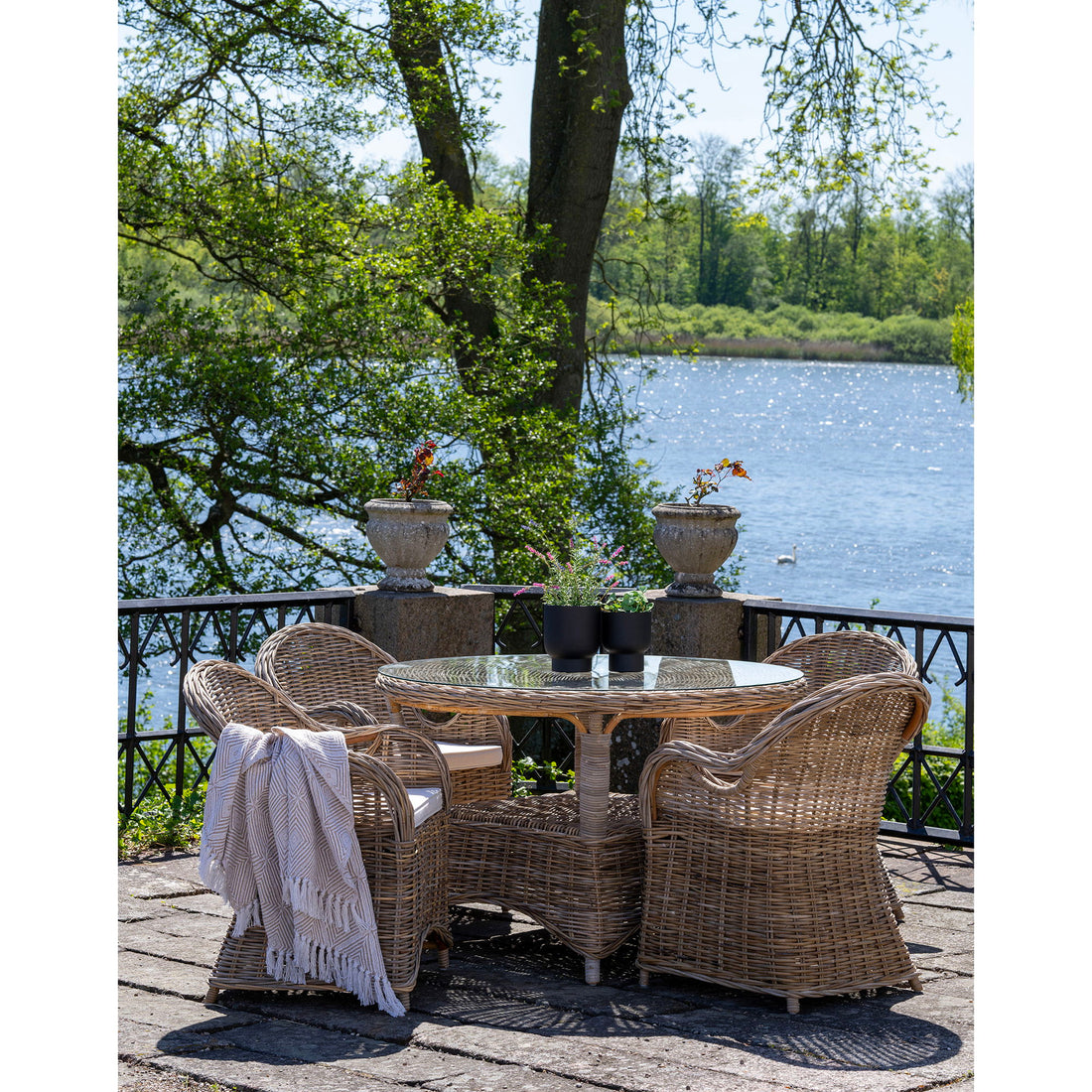 Larisa Garden Furturn Set - Larisa puutarhapöytä Ø120 cm ja 4 Larisa -puutarhatuolia, harmaa