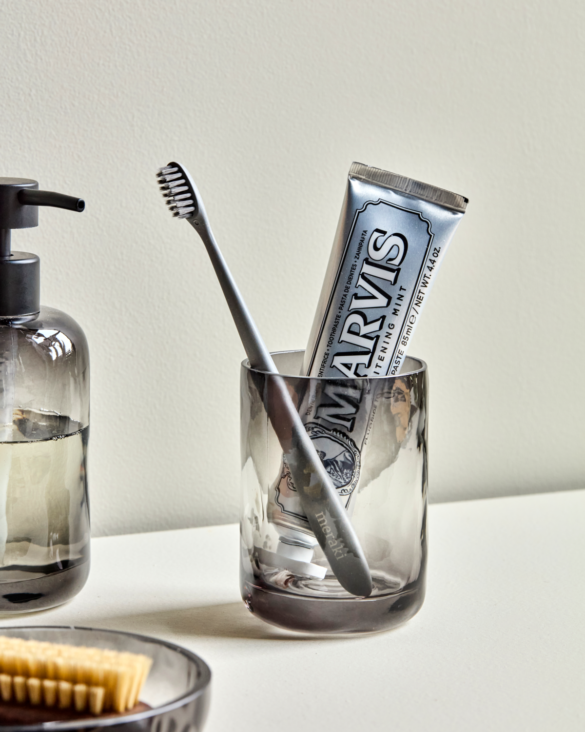 Hammasharjan pidike, HDWah, harmaa