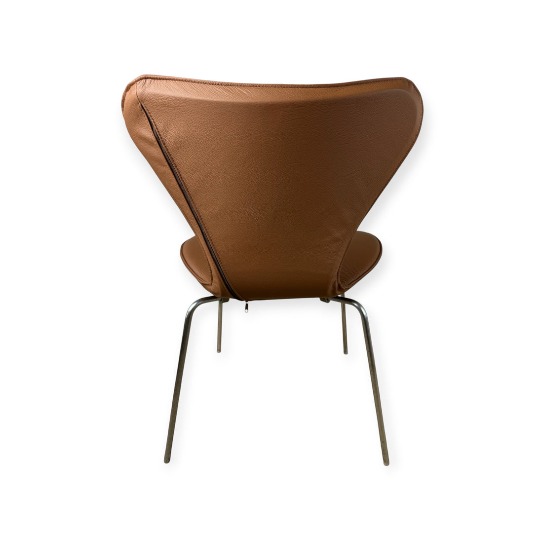 Koko kansi Arne Jacobsen 3107 -tuolille mustalla nahalla