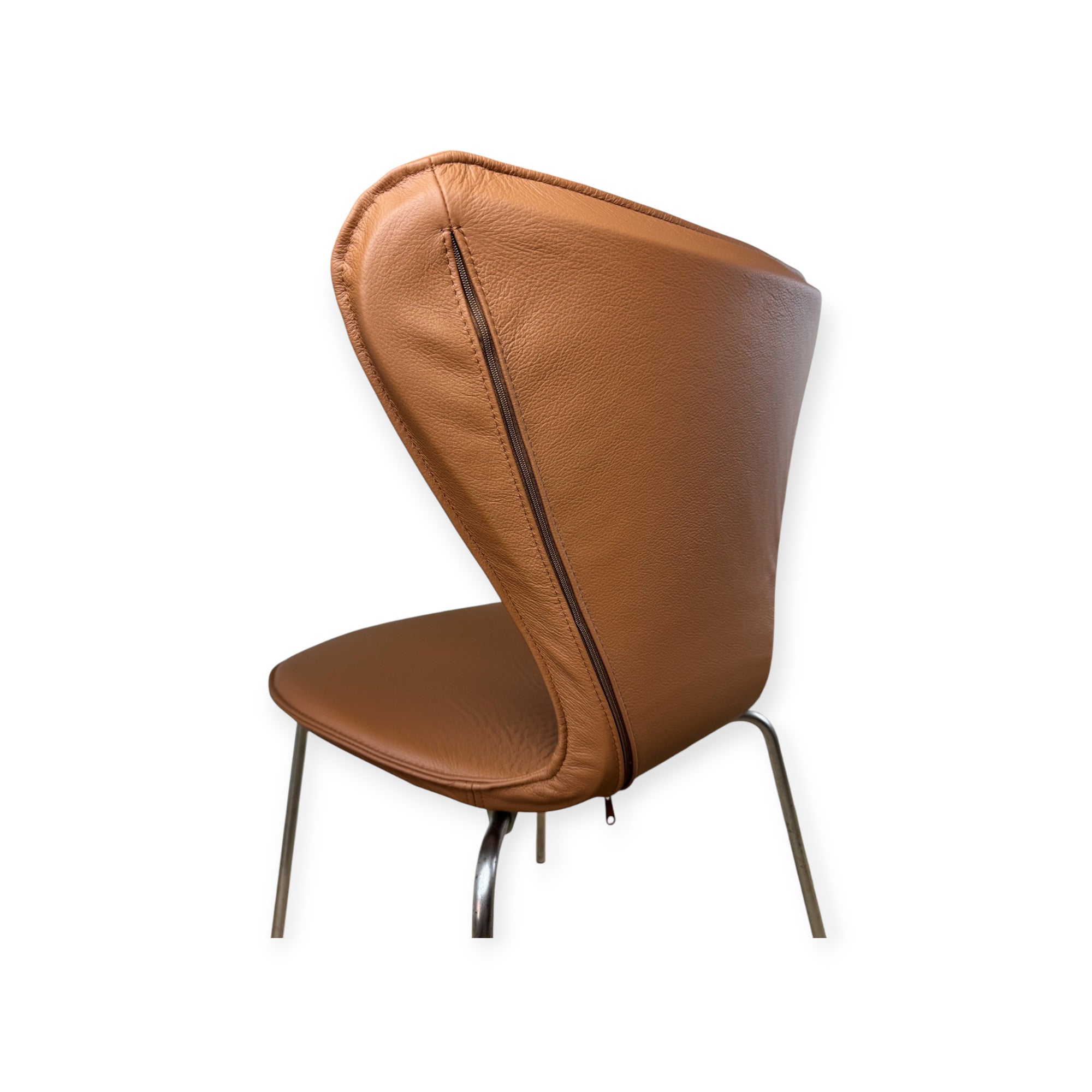 Koko kansi Arne Jacobsen 3107 -tuolille mustalla nahalla