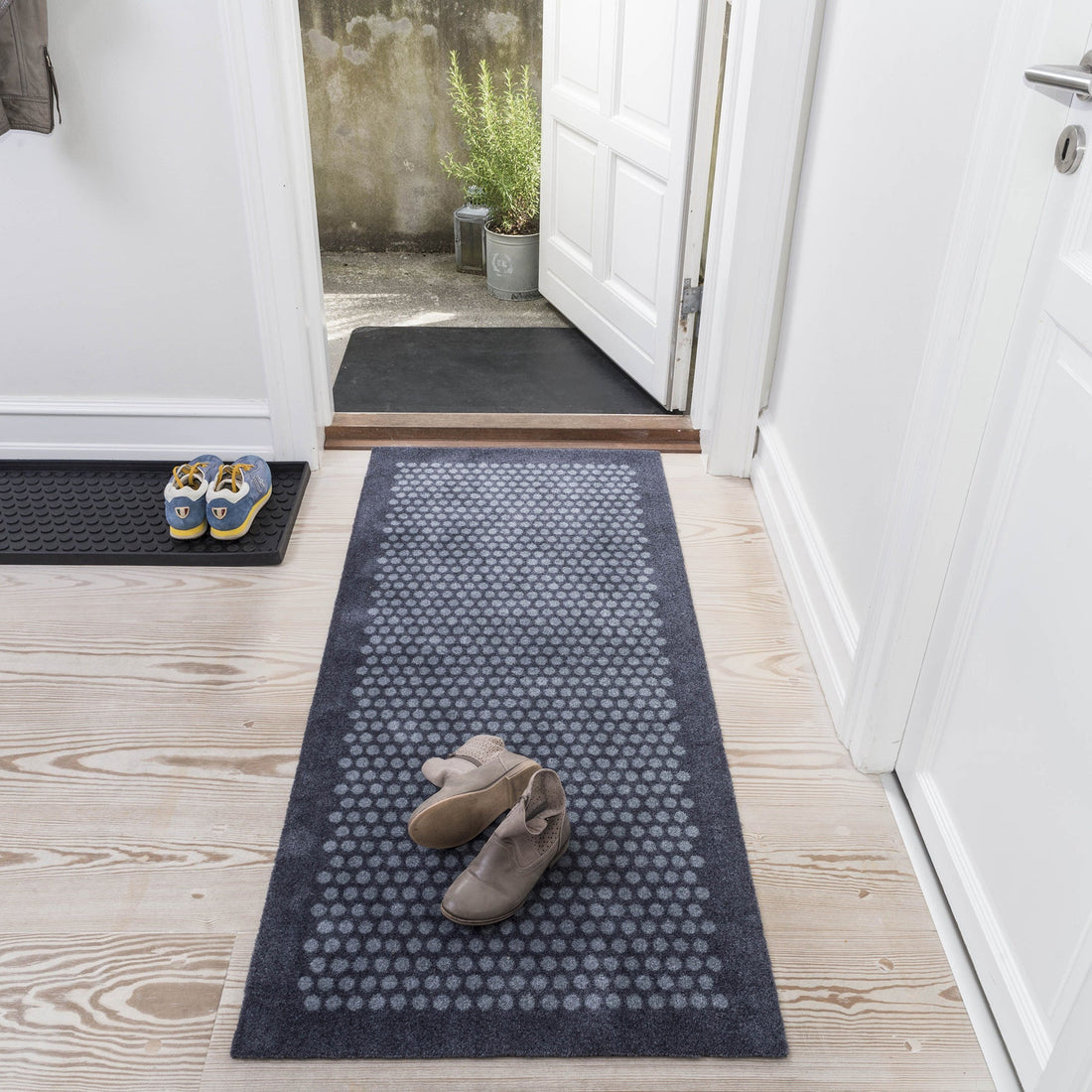 GULVMÅTTE 67 x 200 CM DOTS/GREY - Tica Copenhagen - DesignGaragen.dk