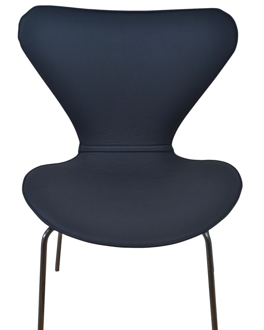 Koko kansi Arne Jacobsen 3107 -tuolille mustalla nahalla