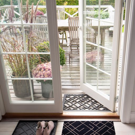 GULVMÅTTE 40 x 60 CM - LINES/SAND BLACK - Tica Copenhagen - DesignGaragen.dk