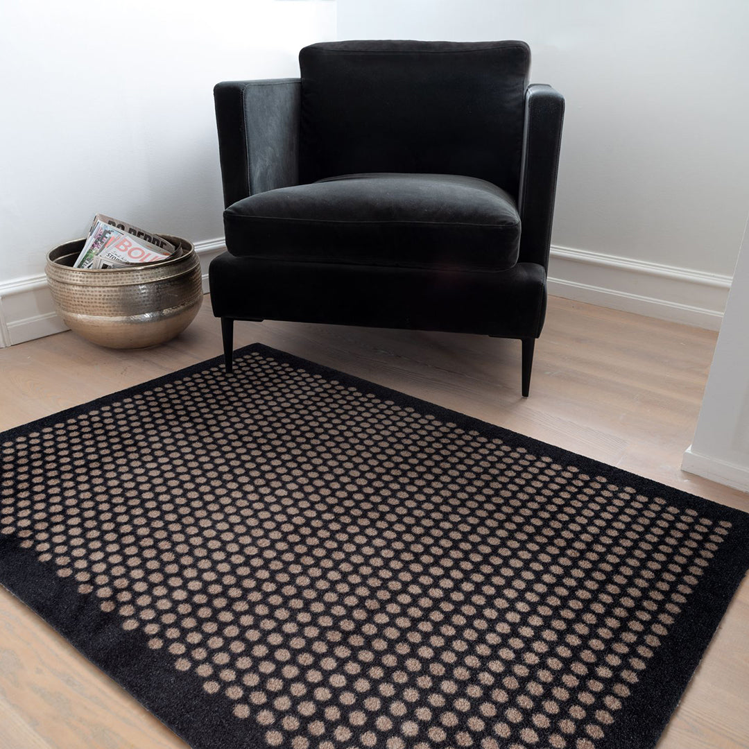 GULVMÅTTE 90 x 130 CM - DOT/BLACK SAND - Tica Copenhagen - DesignGaragen.dk
