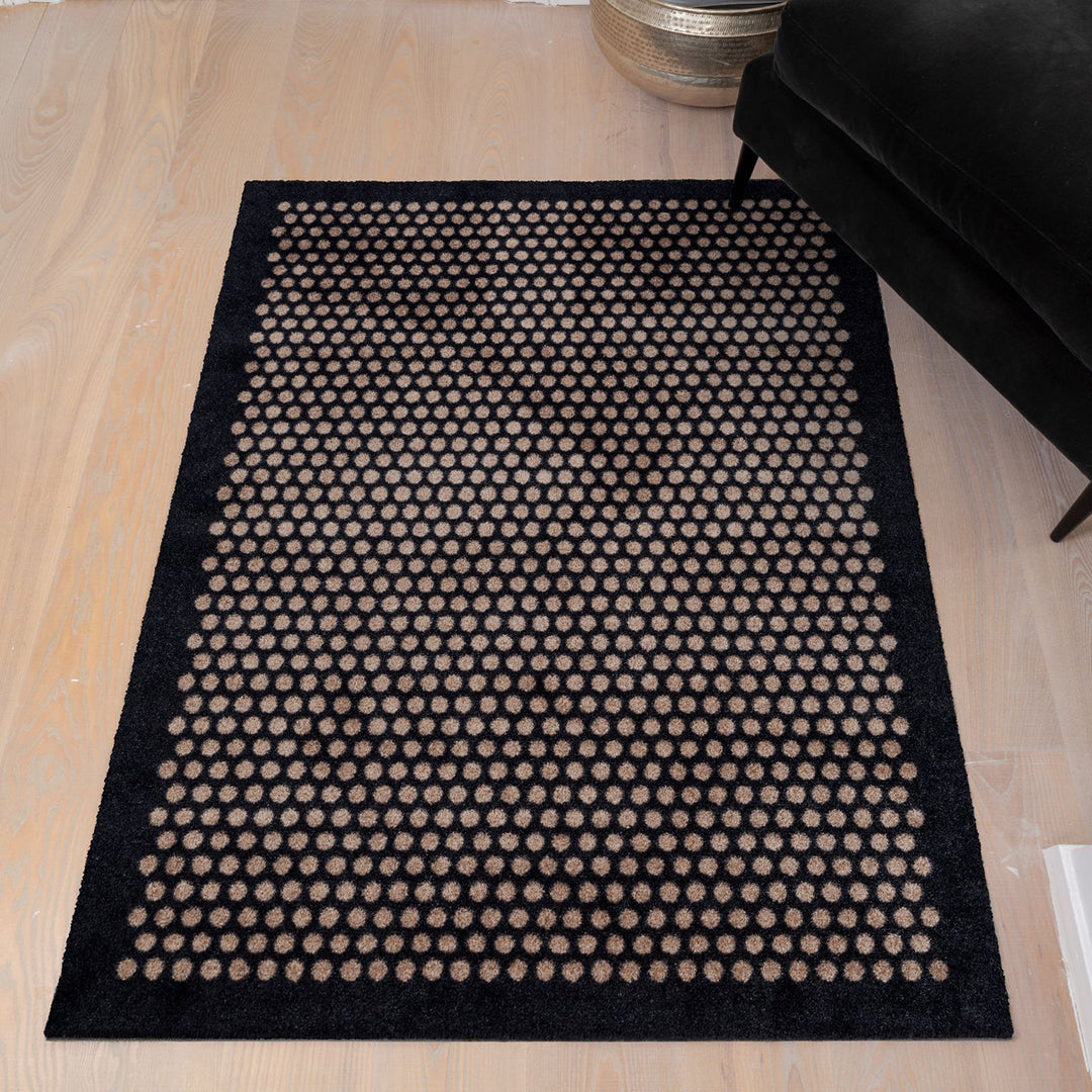 GULVMÅTTE 90 x 130 CM - DOT/BLACK SAND - Tica Copenhagen - DesignGaragen.dk