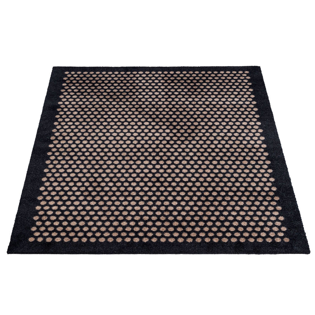 GULVMÅTTE 90 x 130 CM - DOT/BLACK SAND - Tica Copenhagen - DesignGaragen.dk