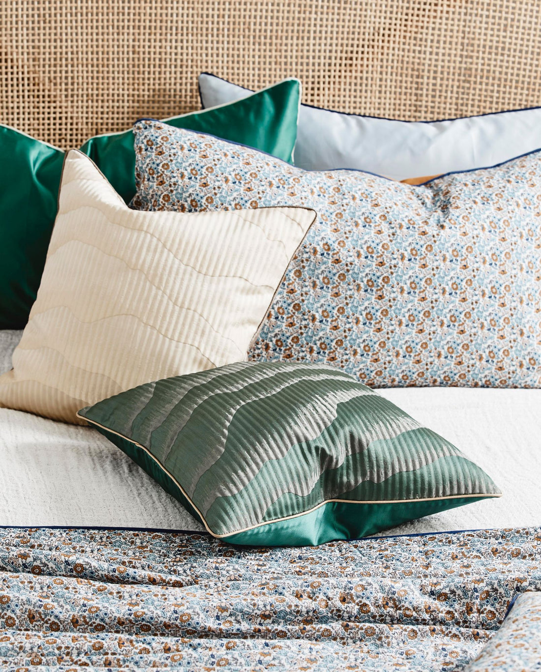 Avior -tyynykansi satiinissa - 45x45 - tummanvihreä