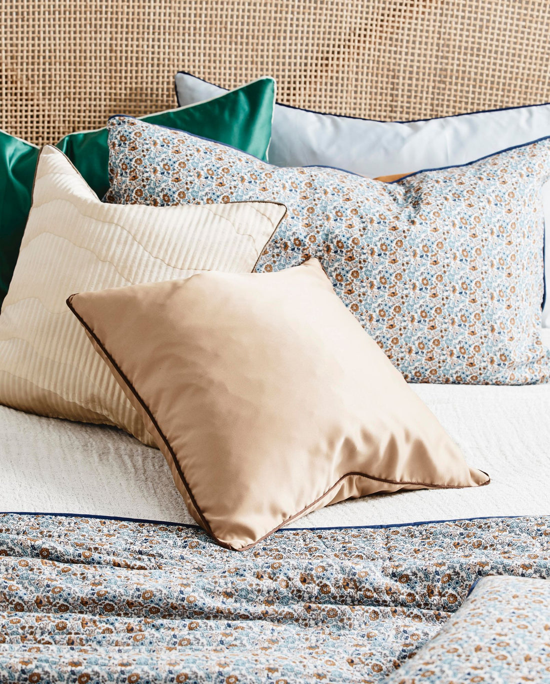 AIN -tyynyliikkeet satiinissa - 50x50 - vaaleanruskea